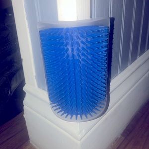 Cat scratching wall item